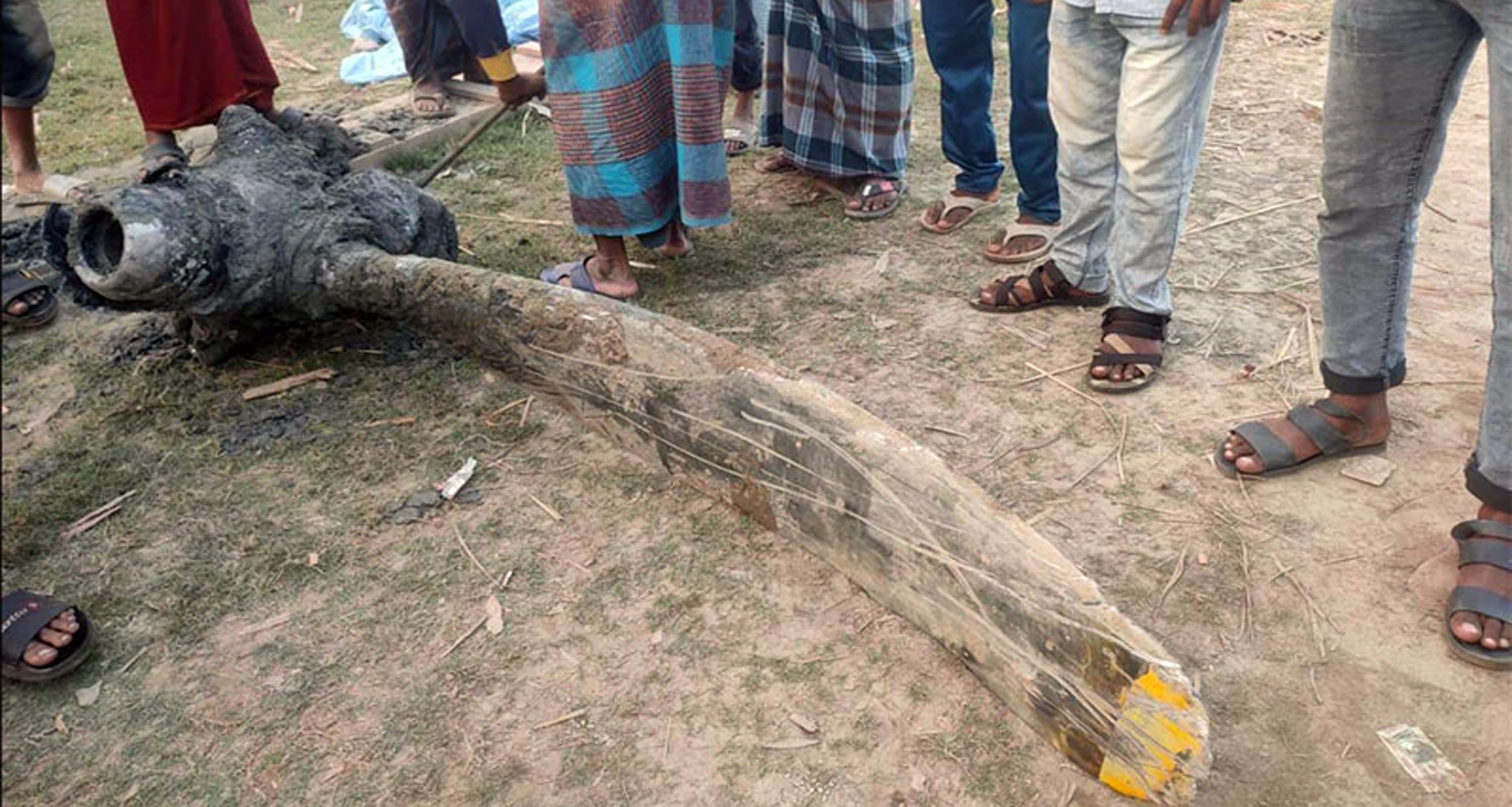 মাটি কাটতেই মিলল হেলিকপ্টারের ধ্বংসাবশেষ, এলাকাজুড়ে চাঞ্চল্য হেলিকপ্টারের ধ্বংসাবশেষ