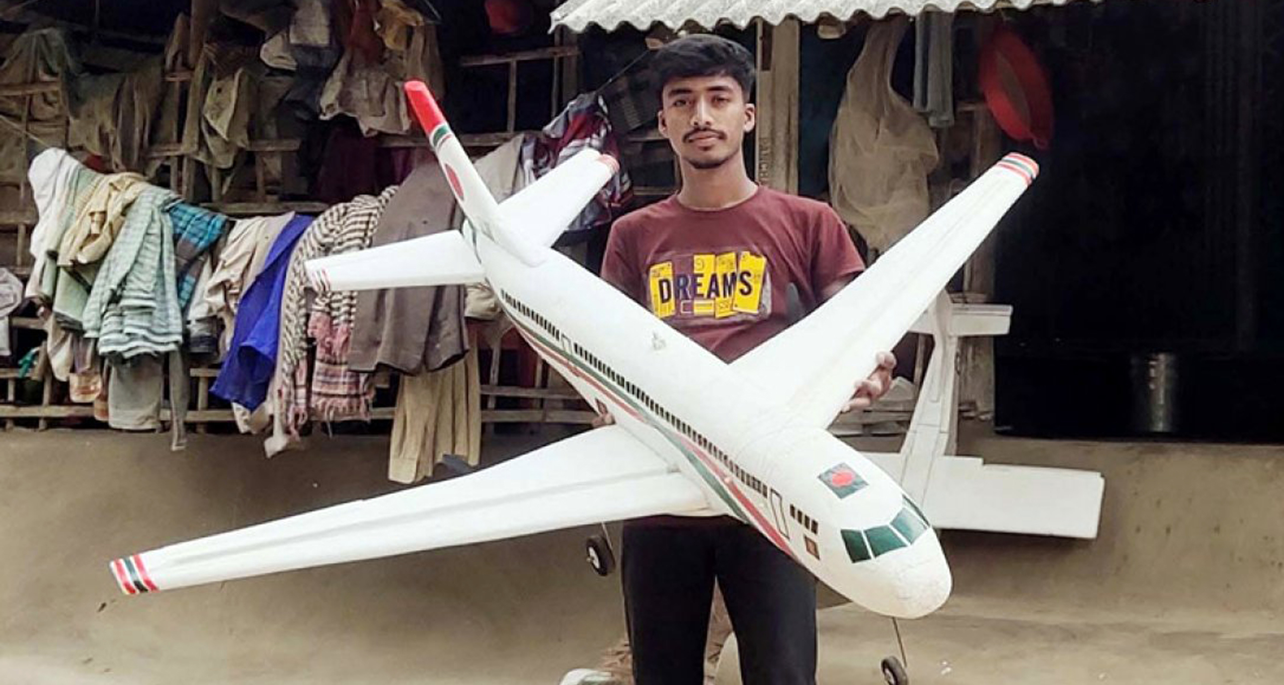 মিন্টুর তৈরি ১৬০ গ্রামের উড়োজাহাজ উড়ছে ৩ কেজি নিয়ে