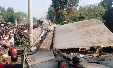 কাভার্ডভ্যান ঢুকে পড়ল খাবার হোটেলে, প্রাণ গেল পাঁচজনের