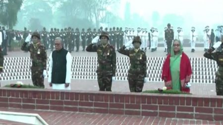 বীর শহিদদের প্রতি শ্রদ্ধা জানালেন রাষ্ট্রপতি ও প্রধানমন্ত্রী