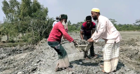 জমি বিক্রি করে রাস্তা