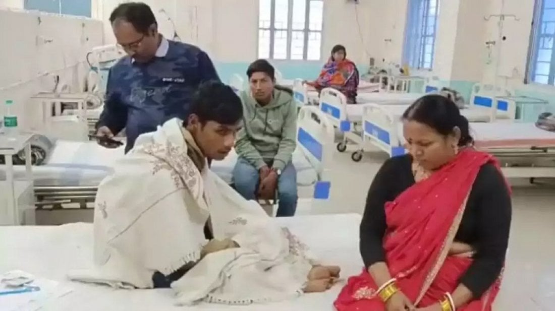 জ্ঞান হারালো ছাত্র