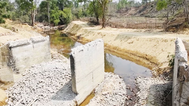 খাগড়াছড়িতে প্রকাশ্যে ৪টি পাকা সেতু ভেঙ্গে রড চুরি!