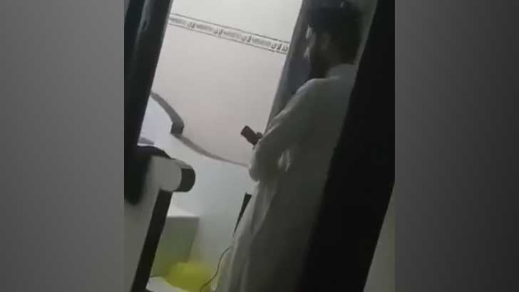 মোবাইল ফোন দেখে তারাবি