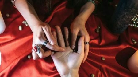 ডান হাতে ‘এম’ চিহ্ন থাকলে যা হয় হাত