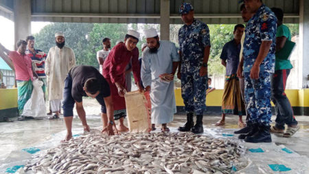 রমজানে এতিম ও দুস্থদের মাঝে ২ হাজার ৮০০ কেজি ইলিশ বিতরণ