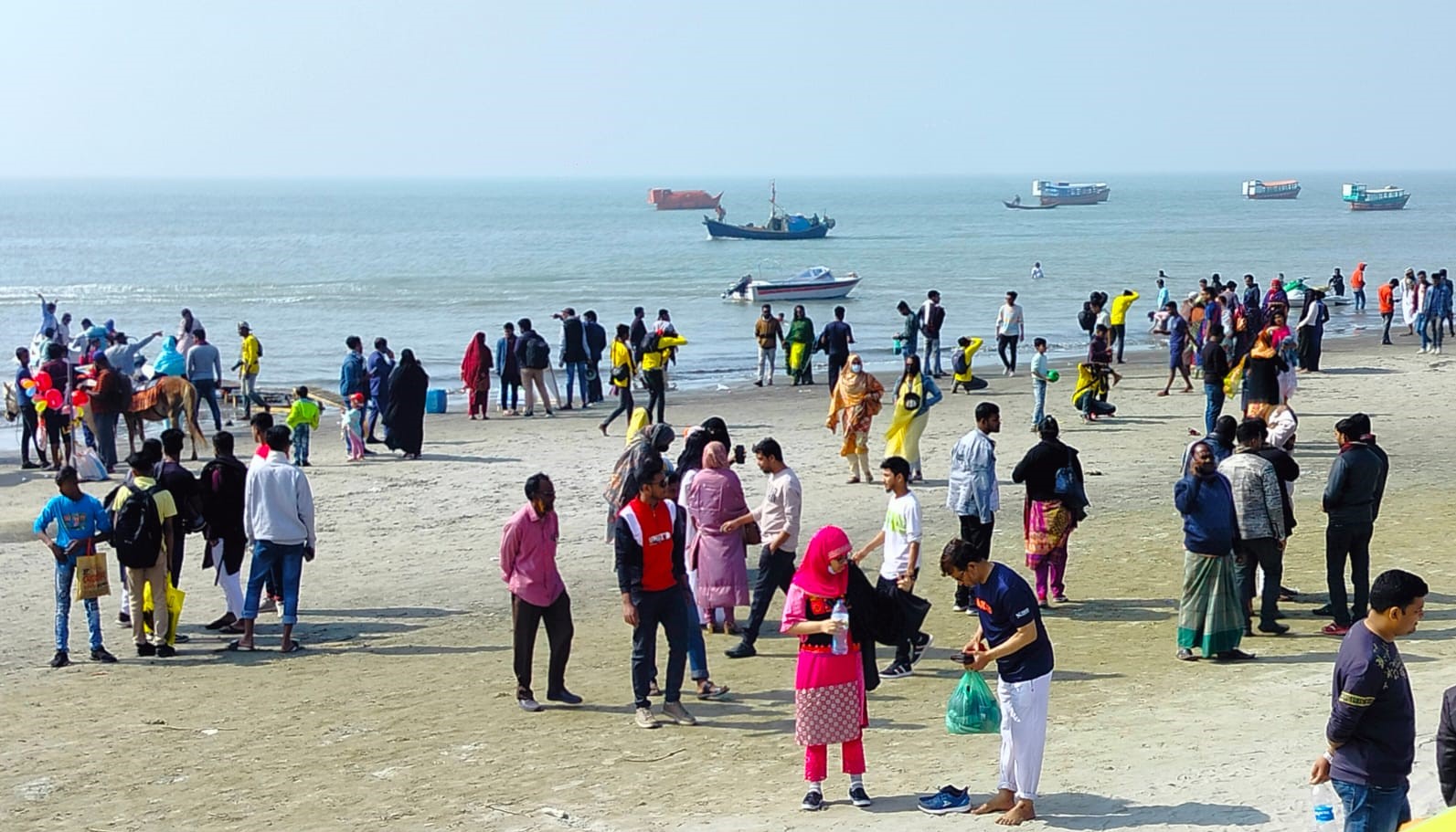 ঈদের ছুটিতে কুয়াকাটায় বাড়ছে স্থানীয় পর্যটকদের ভিড়