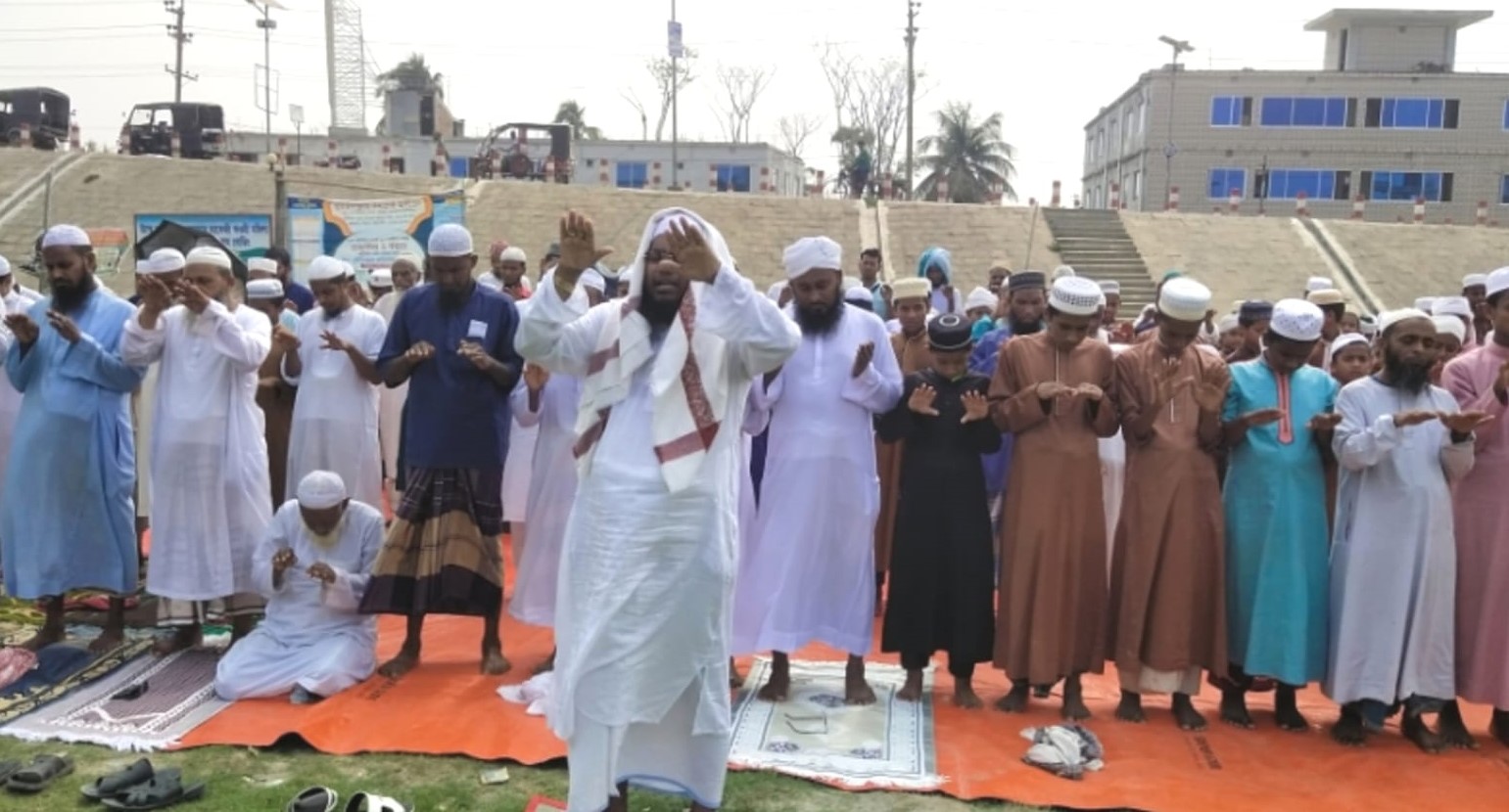 কুয়াকাটায় বৃষ্টির জন্য নামাজ আদায়, মোনাজাতে মুসল্লিদের কান্না