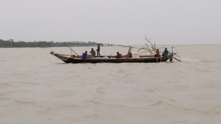 পদ্মায় অবৈধভাবে অক্সিজেন দিয়ে অবাধে মাছ শিকার জেলেদের