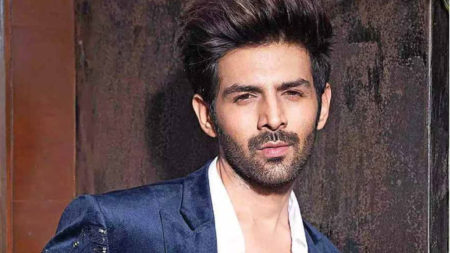 কার্তিক আরিয়ান বলিউডে জায়গা হারাচ্ছেন কার্তিক আরিয়ান