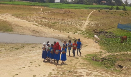 শিশুদের যেতে হয় বিদ্যালয়ে