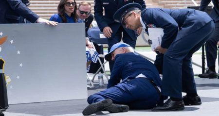 মঞ্চে হোঁচট খেয়ে পড়লেন প্রেসিডেন্ট বাইডেন