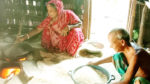 দীর্ঘ পঞ্চাশ বছর ধরে রাউজানের উষা-ধনরঞ্জন দম্পতির সংসার চলছে মুড়ি বিক্রি করে। স্বাধীনতার পর ধনরঞ্জনের সংসারের বউ হয়ে আসেন ঊষা রানি। শাশুড়ির হাত থেকে মুড়ি তৈরির হাতে খড়ি তার। তখন থেকেই চলছে মুড়ি ভাজার এই কাজ। স্বামী-স্ত্রী মুড়ি বিক্রি করে এ পর্যন্ত বিয়ে দিয়েছেন চার কন্যাকে। এখন বয়সের ভারে অনেকটা নুয়ে পড়েছেন এই দম্পতি। ছেলে না থাকায় মেয়েদের বিয়ে দেওয়ার পর থেকে তারা এখন একা। তবু তারা জীবন সংগ্রামে আছেন মুড়ি নিয়ে। ধান সিদ্ধ করে চাল, সেই চাল থেকে মুড়ি। এই মুড়ি ভাজতে তারা দুজন একে অপরকে সাহায্য করেন। মুড়ি হাট-বাজারে নিয়ে বিক্রি করেন দুজনেই। চুলার পাশে বসে মুড়ি ভাজতে ভাজতে নিজেদের জীবন সংগ্রামের কথা বলেন তারা। বলেন, মা-বাবা মারা গেছে। মেয়েরা শ্বশুর বাড়িতে চলে গেছে। এখন দুজনের বেঁচে থাকার একমাত্র অবলম্বন এই মুড়ি। মা-বাবার শেখানো এই পেশা তারা শেষপর্যন্ত আঁকড়ে থাকবে। এই তাদের বেঁচে থাকার অবলম্বন। হতাশার কণ্ঠে তারা বলেন, ‘সনাতন পদ্ধতিতে তৈরি মুড়িতে আলাদা একটি স্বাদ আছে। যা যান্ত্রিক এই যুগে তৈরি করা মুড়িতে পাওয়া যায় না। এখন যন্ত্রে কৃত্রিমভাবে তৈরি মুড়িতে হাট-বাজার সয়লাব। ঘরে তৈরি মুড়ি চাইলেও মানুষ সহজেই হাট-বাজরে পায় না।’ রাউজান উপজেলার হলদিয়া ইউনিয়নের ৯ নম্বর ওয়ার্ডের কানু ডাক্তার বাড়ির এই দম্পতি নিজেদের জীবন সংগ্রামের কথা তুলে ধরে বলেন, ‘এখন মুড়ির ধান, চুলার জ্বালানি সবকিছুর দাম বেশি। এলাকার মানুষের চাহিদা পূরণ করতে গিয়ে এখনো এ কাজে আছি। কোনো রকমে সংসার চালিয়ে যাচ্ছি। জীবনের শেষ সময় পর্যন্ত চেষ্টা করে যাব গ্রাম বাংলার ঐতিহ্য।’ স্থানীয় ইউপি সদস্য ফিরোজ উদ্দিন বলেন, ‘ছোটবেলা থেকে এই পরিবারের ভাজা মুড়ি আমাদের প্রিয়। রমজান মাসে ইফতার সামগ্রী হিসাবে এলাকার মানুষ হাতে ভাজা মুড়ি এই পরিবার থেকে সংগ্রহ করে থাকে।’ এলাকার চিকিৎসক বিজয় দাশ বলেন, ‘গ্রামের হাতে ভাজা মুড়ি গ্রামবাংলার ঐতিহ্য। এখন যান্ত্রিক যুগে আমরা সবকিছু হারিয়ে ফেলছি। সবকিছুতে কৃত্রিমতা। এখন বাজারের রাসায়নিক সারযুক্ত মুড়ি খাওয়ার প্রবণতায় শরীরে লিভার, কিডনি ধীরে ধীরে অকেজো হওয়ার সম্ভবনা থাকে।’ তিনি বলেন, ‘গ্রামীণ জনপদে যারা সনাতন পদ্ধতিতে মুড়ি তৈরি করে সরকারিভাবে তাদের সহায়তা দেওয়া দরকার।’