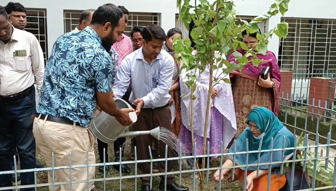 পজেলা প্রাঙ্গণে কর্মকর্তাদের নিয়ে ইউএনও’র চারা গাছ রোপন-১