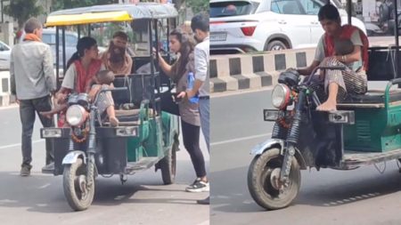 বাধ্য হয়ে দুধের সন্তানকে কোলে নিয়ে রিকশা চালাচ্ছেন মা