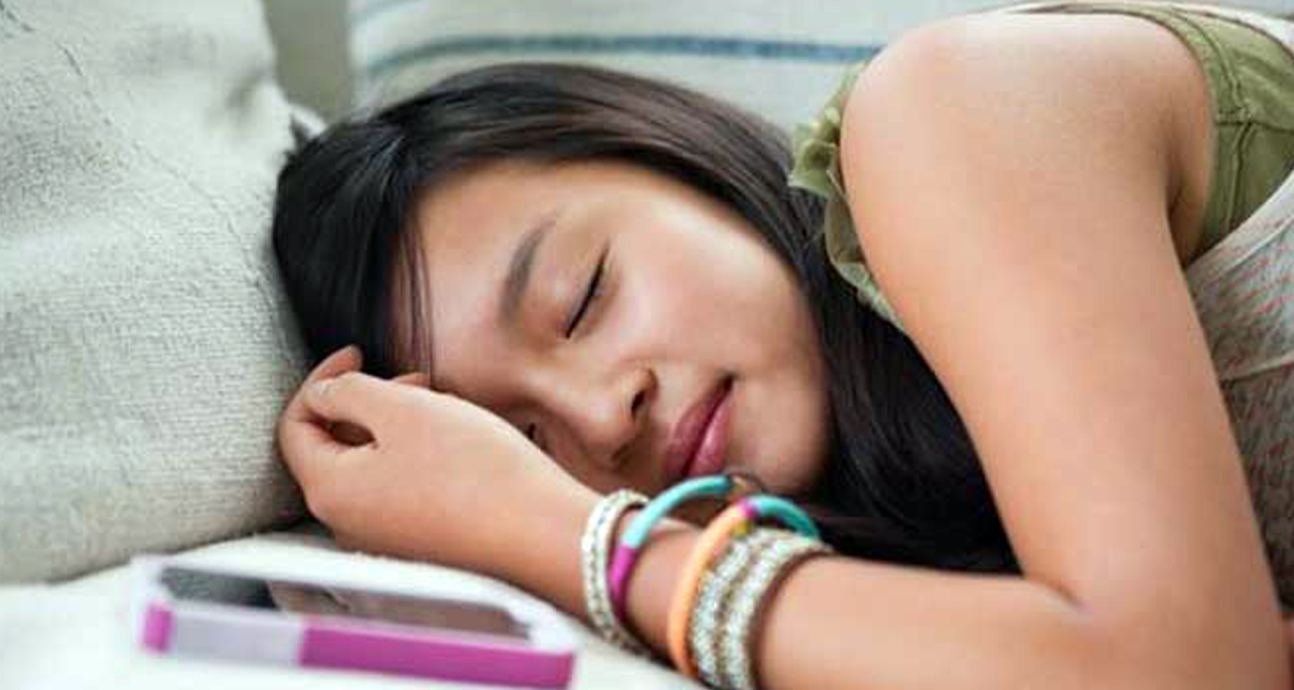 ঘুমানোর সময় মোবাইল