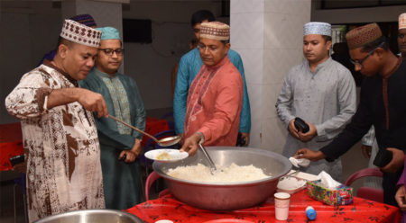 পুলিশ লাইন মেসের খাবার খেলেন ডিএমপি কমিশনার, নেট দুনিয়ায় ভাইরাল