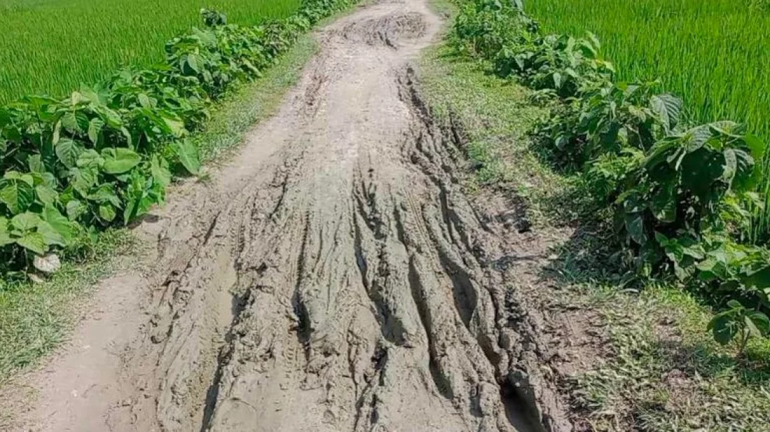 গ্রামের মানুষের দুর্ভোগ