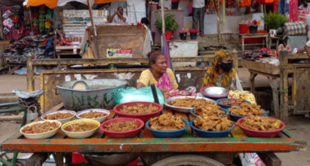 ফুটপাতে বিয়ে বাড়ির খাবার