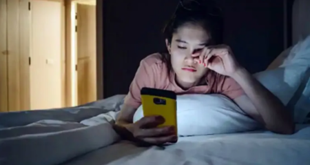 স্মার্টফোন ঘাঁটাঘাঁটি