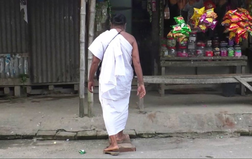 ৪০ বছর ধরে খড়ম পায়ে হেঁটে চলেছেন বাউল মান্নান