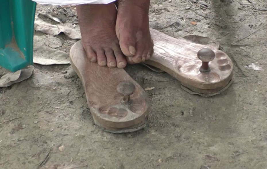 ৪০ বছর ধরে খড়ম পায়ে হেঁটে চলেছেন বাউল মান্নান