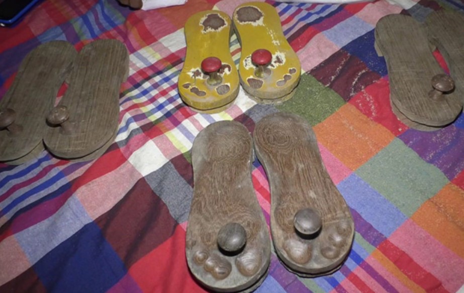 ৪০ বছর ধরে খড়ম পায়ে হেঁটে চলেছেন বাউল মান্নান