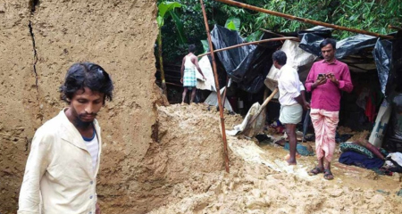 টেকনাফে মাটির দেওয়ালচাপায়