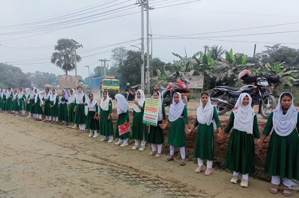 পূবাইলে ঢাকা-বাইপাস সড়কে আন্ডারপাস নির্মাণের দাবিতে মানবন্ধন