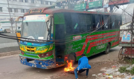 গাজীপুরে যাত্রীবাহী বাস ও খড়ভর্তি ট্রাকে আগুন