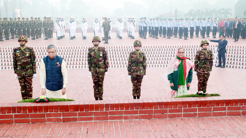 স্মৃতিসৌধে রাষ্ট্রপতি ও প্রধানমন্ত্রীর শ্রদ্ধা