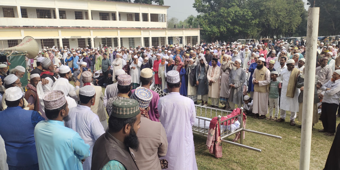 কালীগঞ্জে সাংবাদিক খোরশেদের বাবার দাফন সম্পন্ন