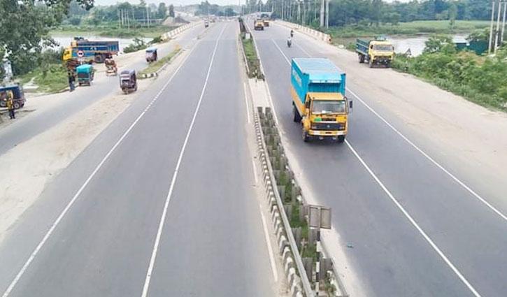 গাজীপুরে ঘন কুয়াশায় নিয়ন্ত্রণ হারিয়ে আইল্যান্ডে ধাক্কা, নিহত ২