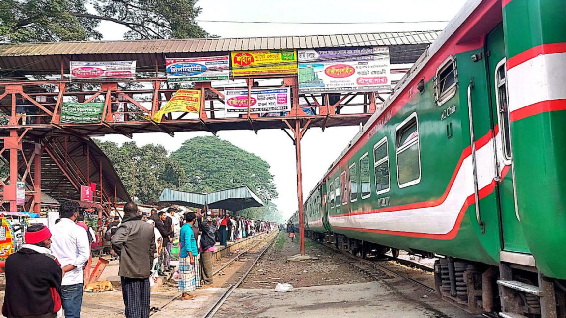 শুরু হয়েছে ট্রেন চলাচল