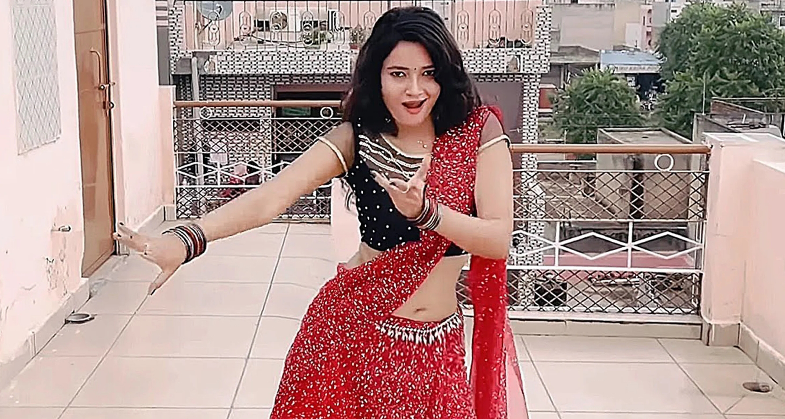 সুন্দরী যুবতী