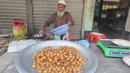 ৭৬ বয়সী ফজলুল হকের জীবিকা তালের বড়া