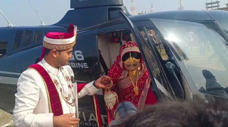 newly-wed-couple-rides-on-helicopter