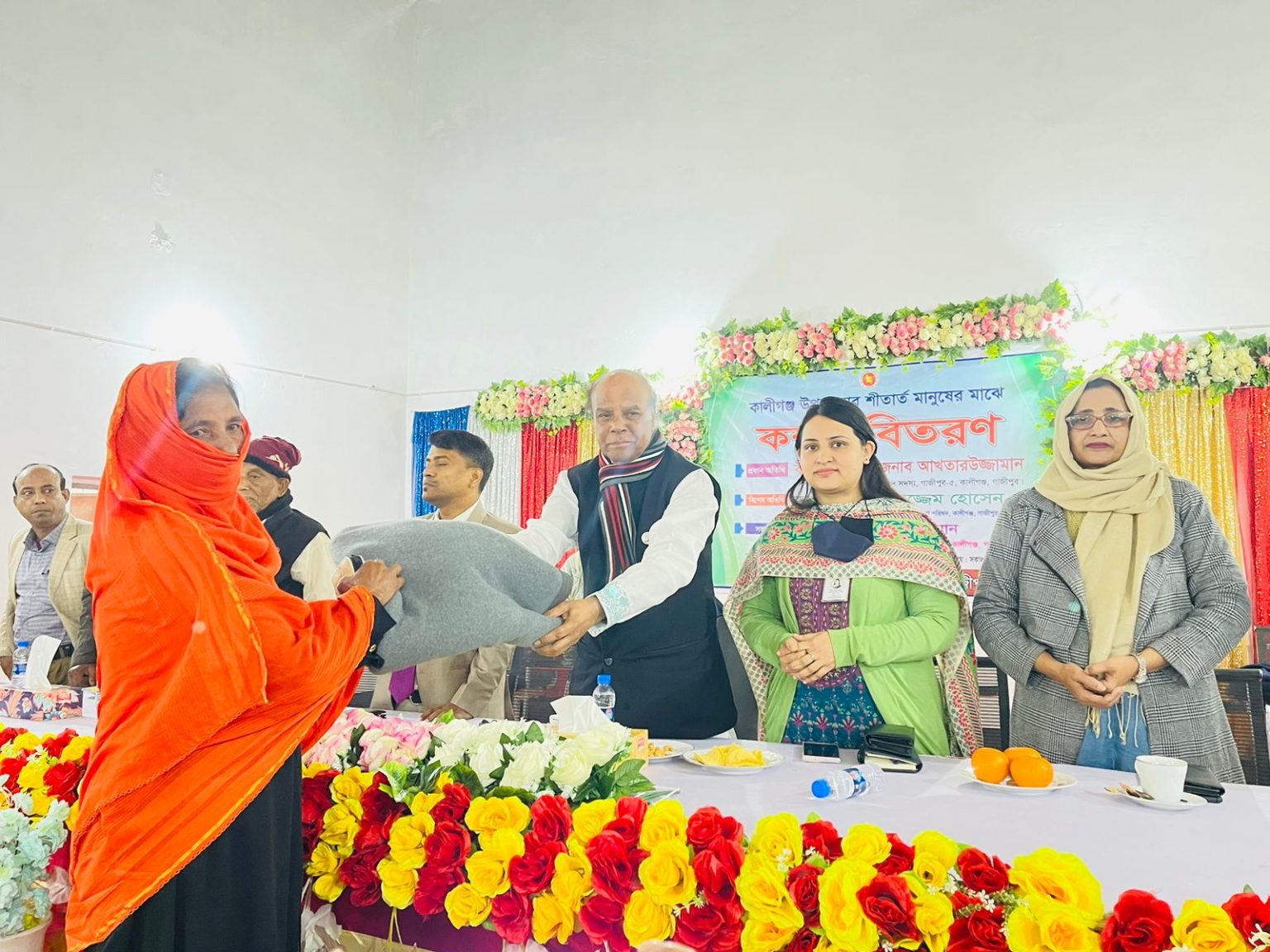 কালীগঞ্জে ২ শতাধিক বীর মুক্তিযোদ্ধা পেলো শীতবস্ত্র-1