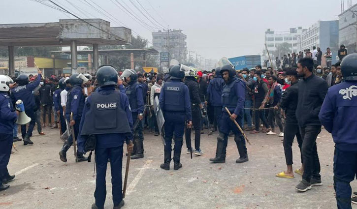 নতুন বেতন কাঠামো বাস্তবায়নের দাবিতে গাজীপুরের কালিয়াকৈর উপজেলার মৌচাক এলাকায় কারখানার শ্রমিকরা বিক্ষোভ করেছে। সোমবার (২২ জানুয়ারি) সকালে কোকোলা ফুড প্রোডাক্ট লিমিটেড কারখানার সামনে এ ঘটনা ঘটে।শ্রমিক, পুলিশ ও এলাকাবাসী জানান, সরকার ঘোষিত নতুন বেতন কাঠামো বাস্তবায়নের দাবিতে কোকোলা ফুড প্রোডাক্ট লিমিটেড কারখানার শ্রমিকরা কারখানার গেটের সামনে অবস্থান নিয়ে বিক্ষোভ করে। একপর্যায়ে তারা মৌচাক এলাকায় ঢাকা-টাঙ্গাইল মহাসড়ক অবরোধ করে। এতে মহাসড়কটিতে দীর্ঘ যানজটের সৃষ্টি হয়। এ সময় কারখানার ভেতরে অবস্থান করা স্টাফ ও শ্রমিকরা বাইরে অবস্থান করা শ্রমিকদের ওপর ইটপাটকেল নিক্ষেপ করে। এতে বাইরে থাকা শ্রমিক ও কারখানার ভেতরের শ্রমিকদের মাঝে পাল্টাপাল্টি ইটপাটকেল নিক্ষেপের ঘটনা ঘটে। এতে আহত কয়েকজন শ্রমিককে উদ্ধার করে বিভিন্ন হাসপাতাল ও ক্লিনিকে পাঠানো হয়েছে।গাজীপুর শিল্প পুলিশের অতিরিক্ত পুলিশ সুপার দীপক মজুমদার জানান, শ্রমিক বিক্ষোভের খবর পেয়ে পুলিশ ঘটনাস্থলে যায়। এ সময় শ্রমিকদের বোঝানোর চেষ্টা করলে শ্রমিকরা উত্তেজিত হয়ে পড়ে। একপর্যায়ে শ্রমিকরা কারখানা ভাঙচুরের চেষ্টা করে এবং মহাসড়ক অবরোধ করে রাখে। পরে পুলিশ বাধ্য হয়ে টিয়ারশেল ও সাউন্ড গ্রেনেড নিক্ষেপ করে। এতে শ্রমিকরা ছত্রভঙ্গ হয়ে গেলে পরিস্থিতি স্বাভাবিক হয়।