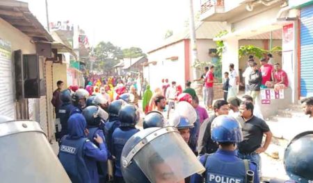 গাজীপুরে বেতন বৃদ্ধির দাবিতে জুতা কারখানার শ্রমিকদের বিক্ষোভ