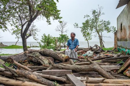 দ্বীপে একা মেয়ে