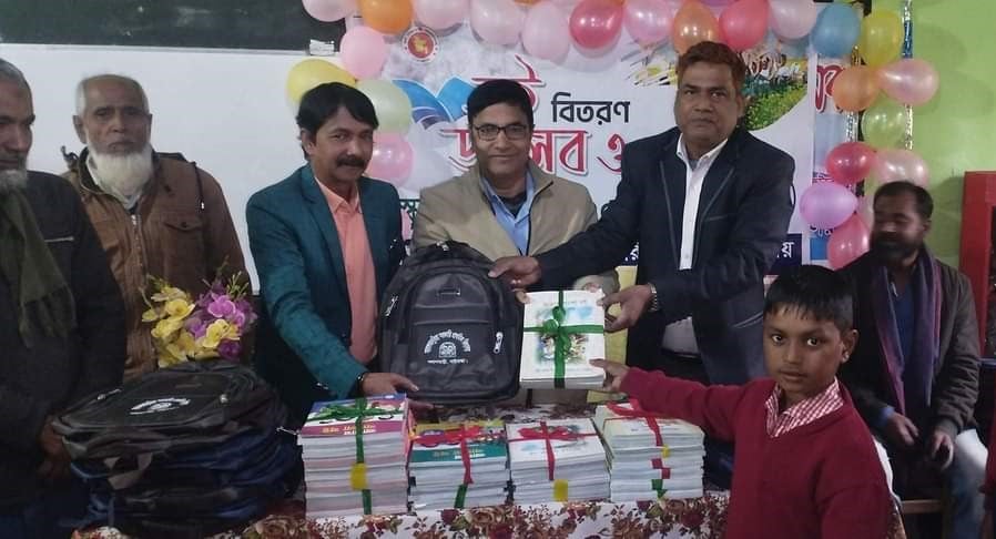 ‘নতুন বই পেয়ে আমাক ভাল্লাগতেছে’