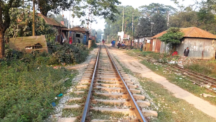 রেললাইনের নাট–বল্টু খোলার অভিযোগ