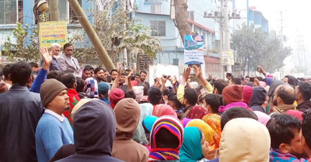 সড়ক অবরোধ করে গাজীপুরে কারখানা শ্রমিকদের বিক্ষোভ