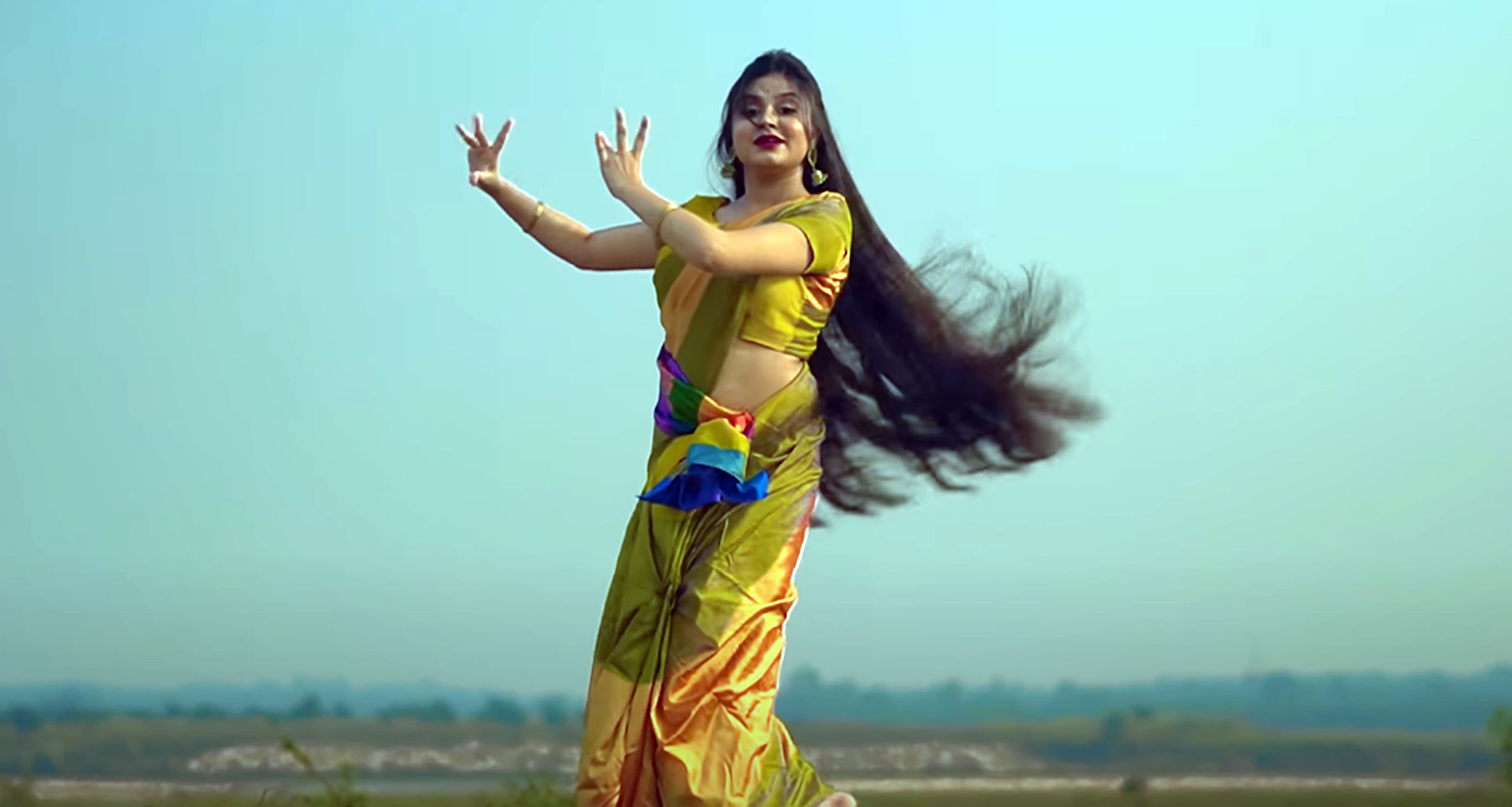 সুন্দরী যুবতী