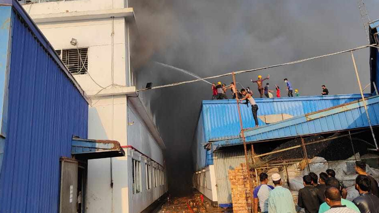 গাজীপুরে কারখানার আগুন চার ঘন্টার চেষ্টায় নিয়ন্ত্রণে