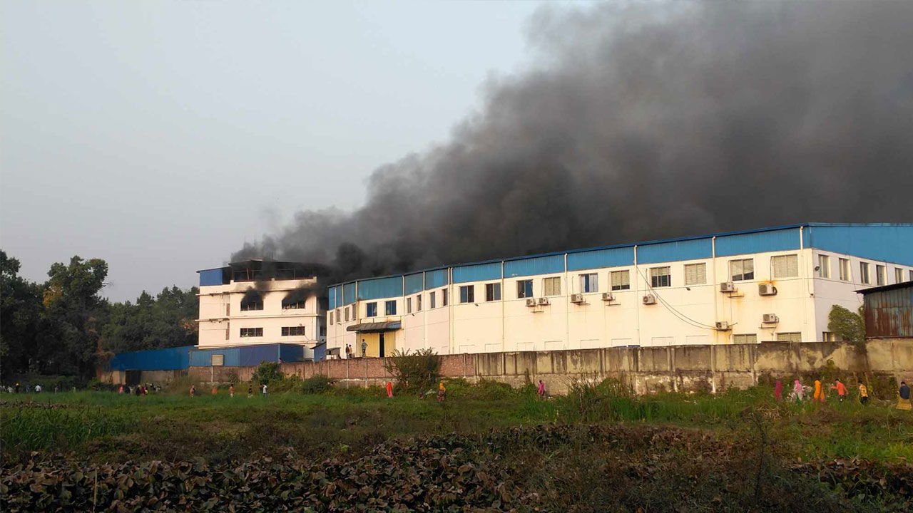 গাজীপুরে মোজা কারখানার আগুন, নিয়ন্ত্রণে ৭ ইউনিট