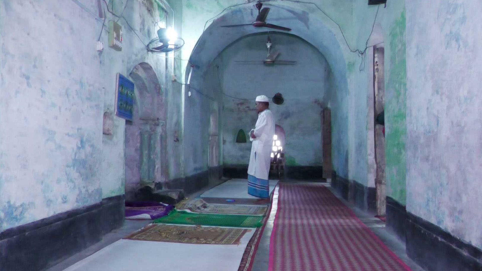 ৫০০ বছরের পুরনো ‌‘এক কাতার মসজিদে’ এখনও জামাত হয়
