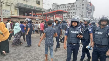 কারখানা বন্ধের নোটিশ, টঙ্গীতে বেদনের দাবিতে শ্রমিক বিক্ষোভ