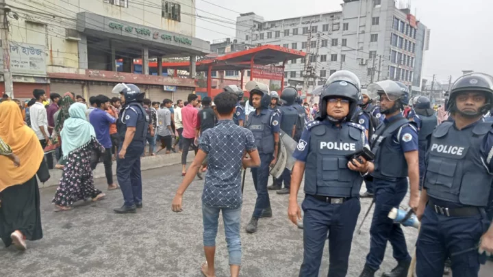 কারখানা বন্ধের নোটিশ, টঙ্গীতে বেদনের দাবিতে শ্রমিক বিক্ষোভ